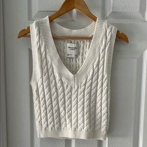Abercrombie & Fitch Cream V-Neck Sweater Vest Size Small